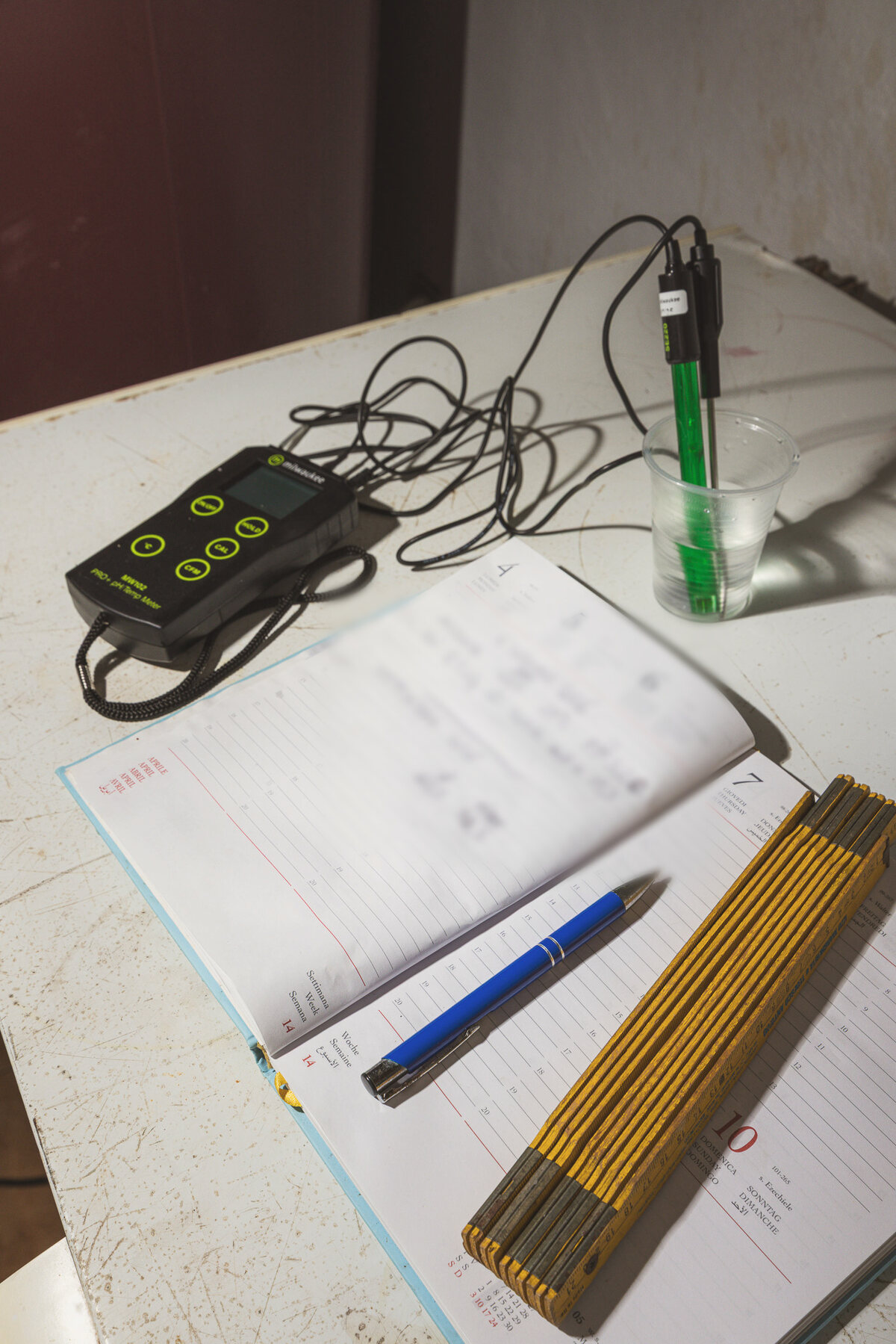 Quaderno di campo e pHmetro: le misure annotate in vigna